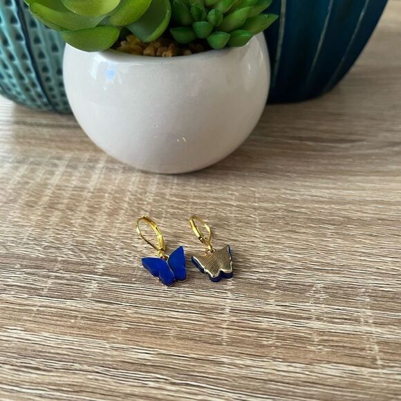 5/$25 Hypoallergenic Acrylic Butterfly Huggie Hoop - Picture 3 of 3